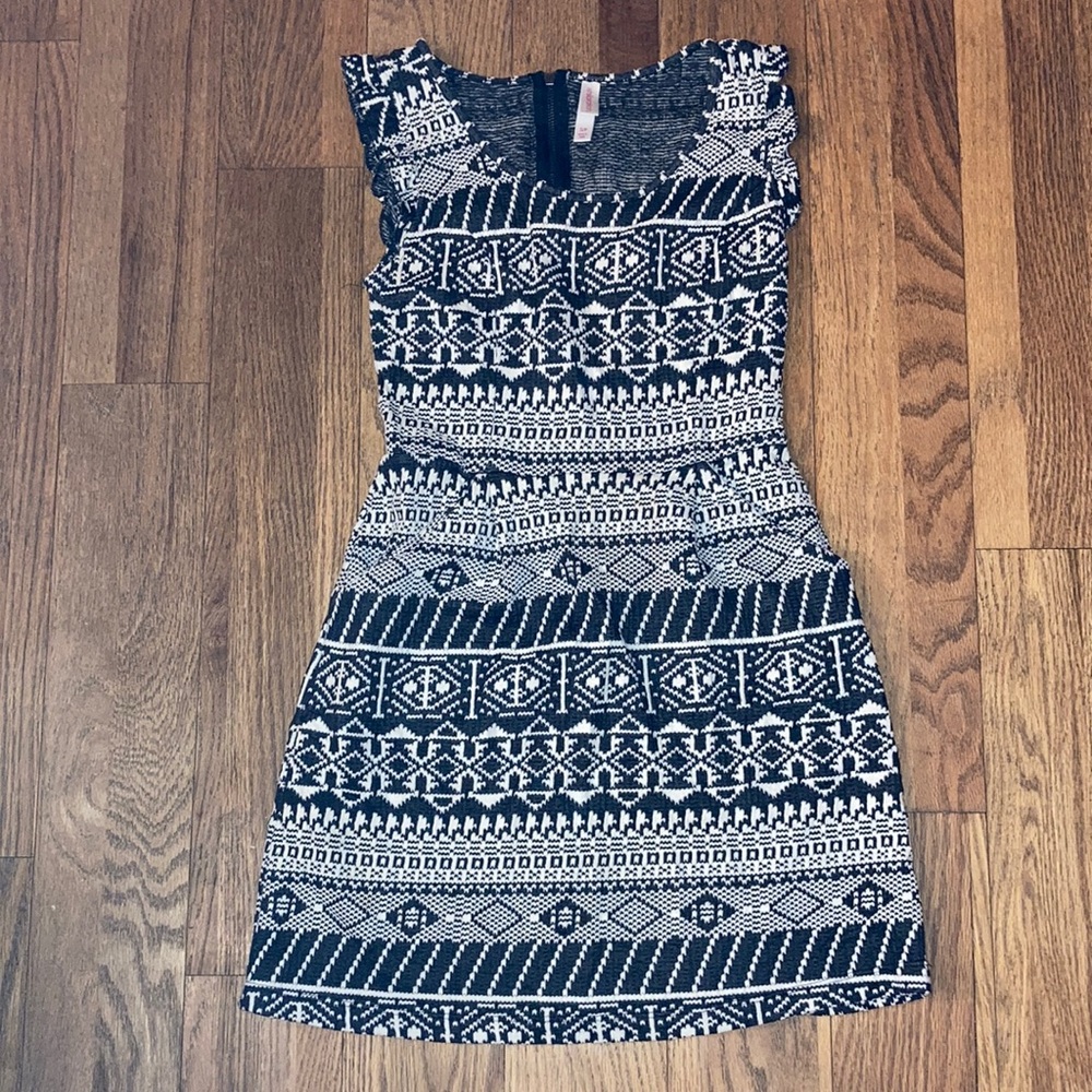 Black and white target dress with pockets!